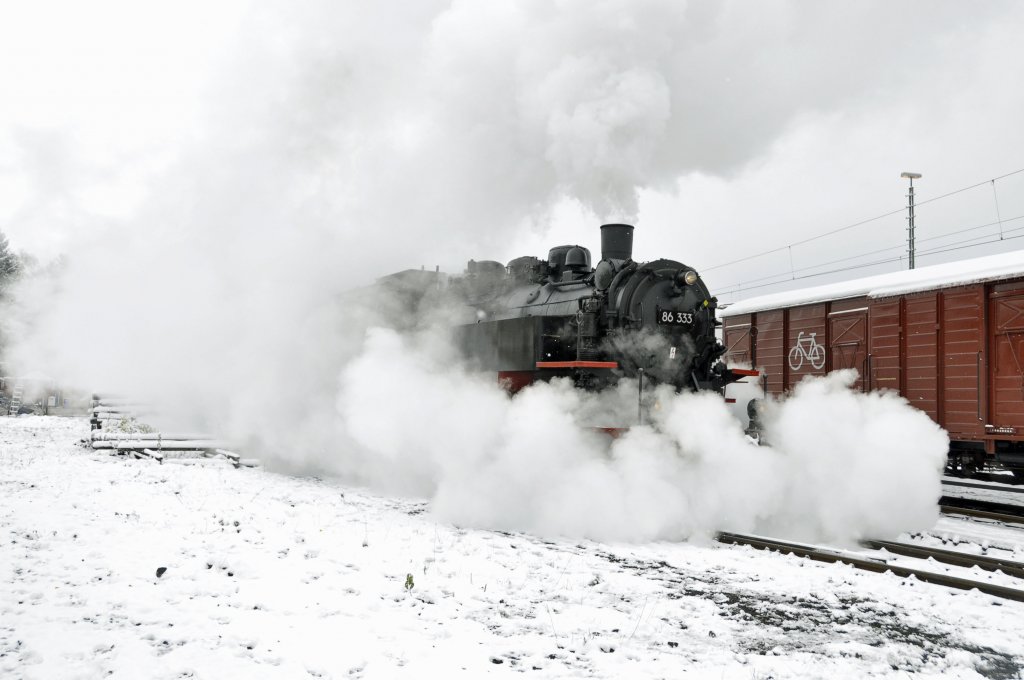 86 333 der WTB(Wutachtalbahn)ist anl��lich der 4.Rottweiler Dampftage zu Gast bei den EFZ(Eisenbahn-Freunde-Zollernbahn).Sie legt sich m�chtig ins Zeug und f�hrt die F�hrestandsmitfahrten an diesem Tag durch.Bild Aufgenommen in Rottweil am 28.10.2012
