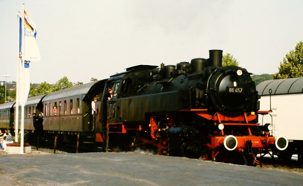 86 457 auf der Fahrzeugschau  150 Jahre deutsche Eisenbahn  vom 3. - 13. Oktober 1985 in Bochum-Dahlhausen.