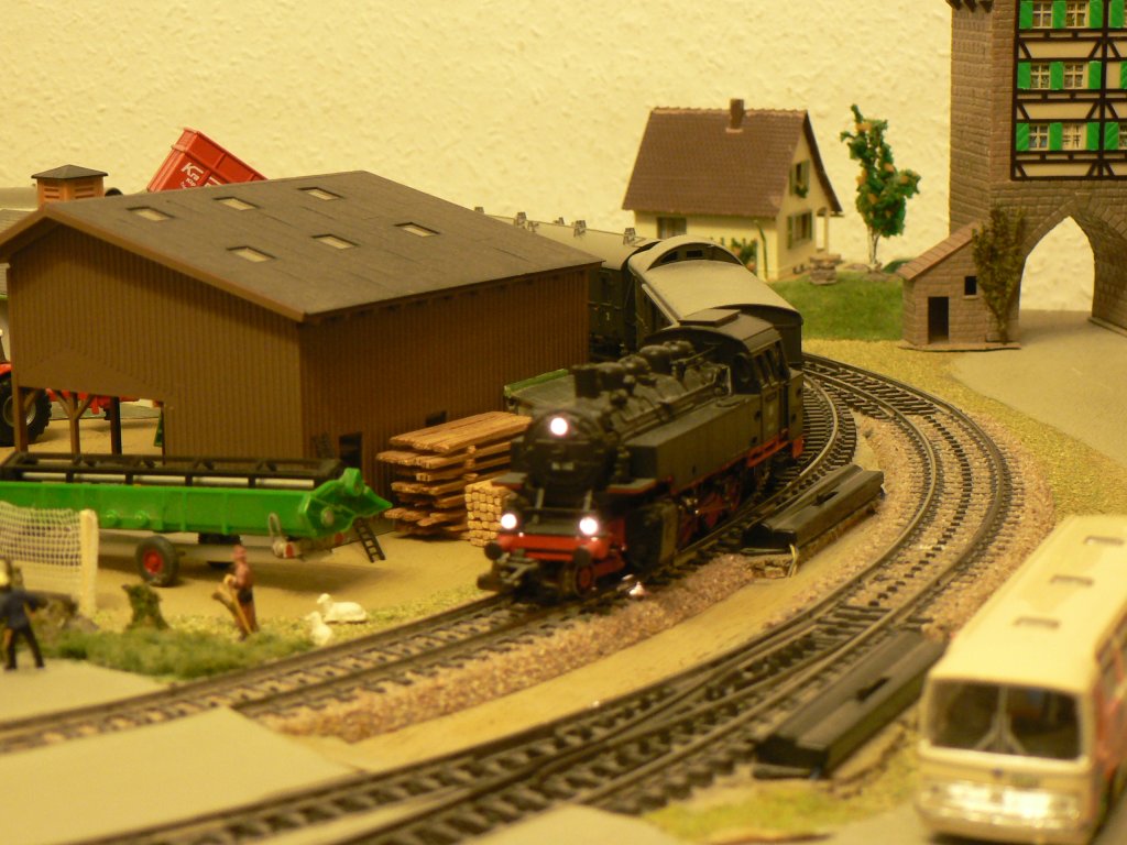 86 582 erreicht den Bahnhof Altenstein.