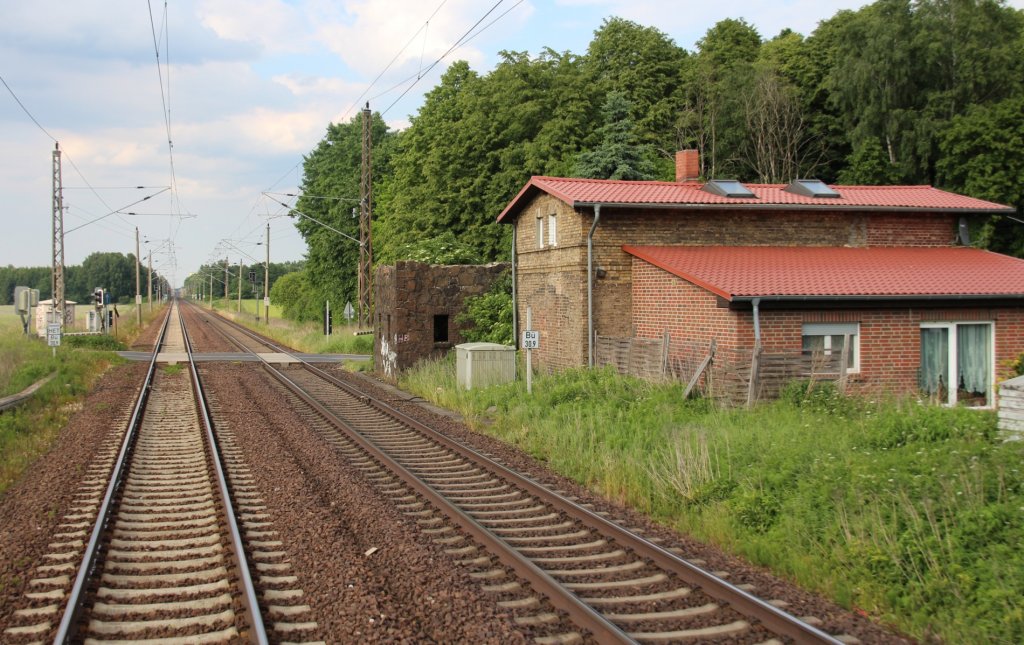 8.6.2013 Stettiner Bahn zwischen Biesenthal und Rdnitz, B Danewitzer Weg mit Bahndiensthuschen aus Feldsteinen aus den Anfangsjahren der Bahn.