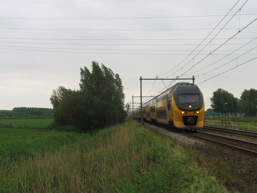 8659 mit IC 3530 Eindhoven-Schiphol bei Houten am 11-6-2010.