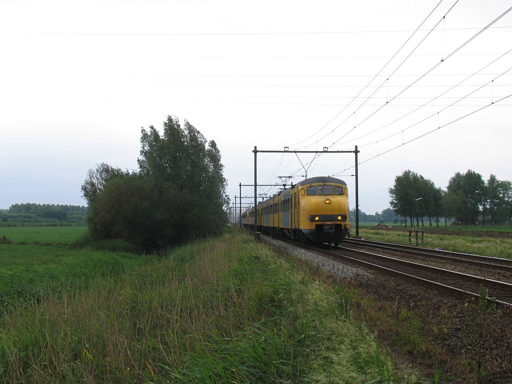 867, 815 und 944 mit Regionalzug 6030 Tiel-Utrecht CS bei Houten am 11-6-2010.