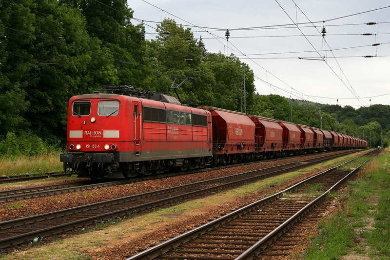 8.7.08 Auch die Getreidezge zwischen Passau und Hegyeshalom wurden schon von den DB 185er bernommen. Vor mehr als einem Jahr war noch die Baureihe 151 das Zugpferd der Zge. Aber alles ndert sich einmal. 
151 153 mit dem GAG 47100 von Hegyeshalom nach Passau.