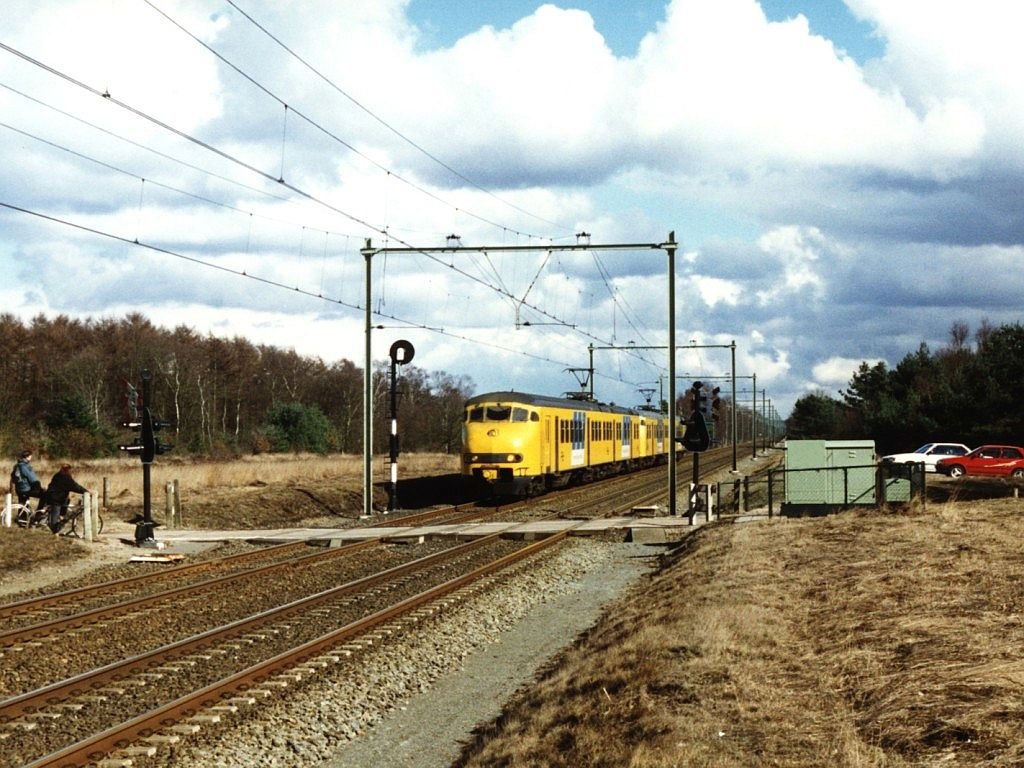 871 und 877 mit Regionalzug 19856 Zutphen-Utrecht bei Ginkel am 31-3-1996. Bild und scan: Date Jan de Vries