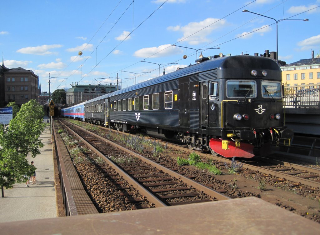 8.7.2010 17:30 Steuerwagen an der Spitze eines Regionalzug (R) geschoben von einer Rc6 aus Stockholm Central nach Linkping Central auf dem sdlichen Teil der Centralbron in Richtung des Sderledstunneln.