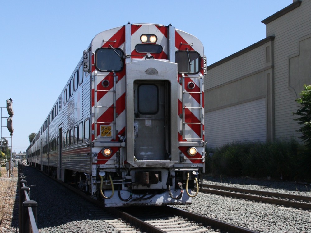 8.7.2012 Redwood City, CA. Ein Caltrain  / Steuerwagen fhrt in den Haltepunkt ein. Bild 612938 zeigt das Innere des Wagens.