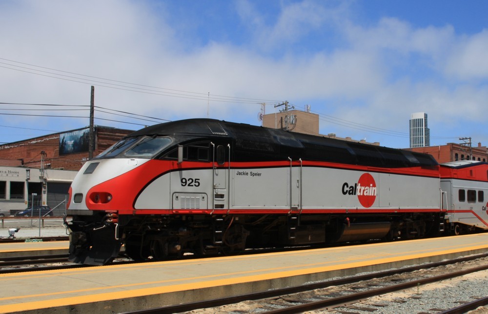 8.7.2012 San Francisco, Caltrain Station. #925 Jackie Spier mit bers Wochenende abgestellten Zug. Hab keine Zeit den Loktyp zu finden - Hilfe willkommen.