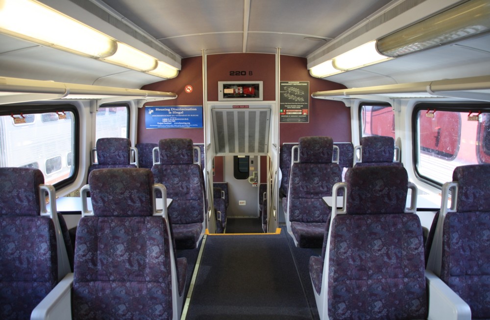 8.7.2012 San Francisco. Das Innere eines Doppelstock Caltrain Wagens(oben).