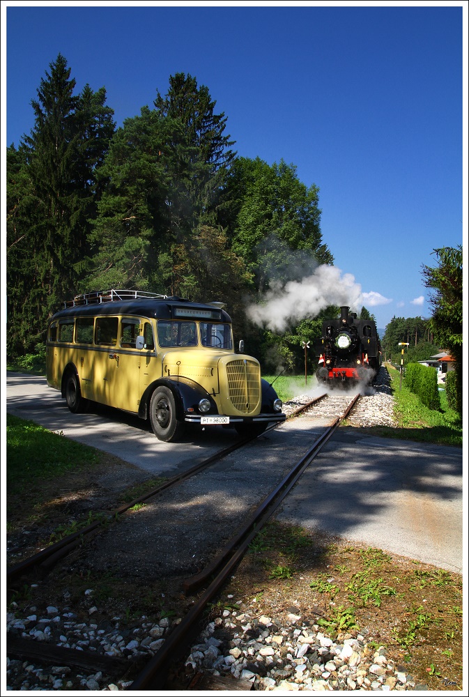 88.103 + 93.1332 der NBiK (Nostalgiebahnen in Krnten) auf der Fahrt von Weizelsdorf nach Ferlach. Anlass fr diese Fahrt war das Jubilum 20 Jahre NBiK.Nett war auch der Autocorso mit vielen liebevoll restaurierten Oldtimern, wie diesem Postschnauzenbus aus dem Jahre 1949. 
Ferlach 22.08.2010