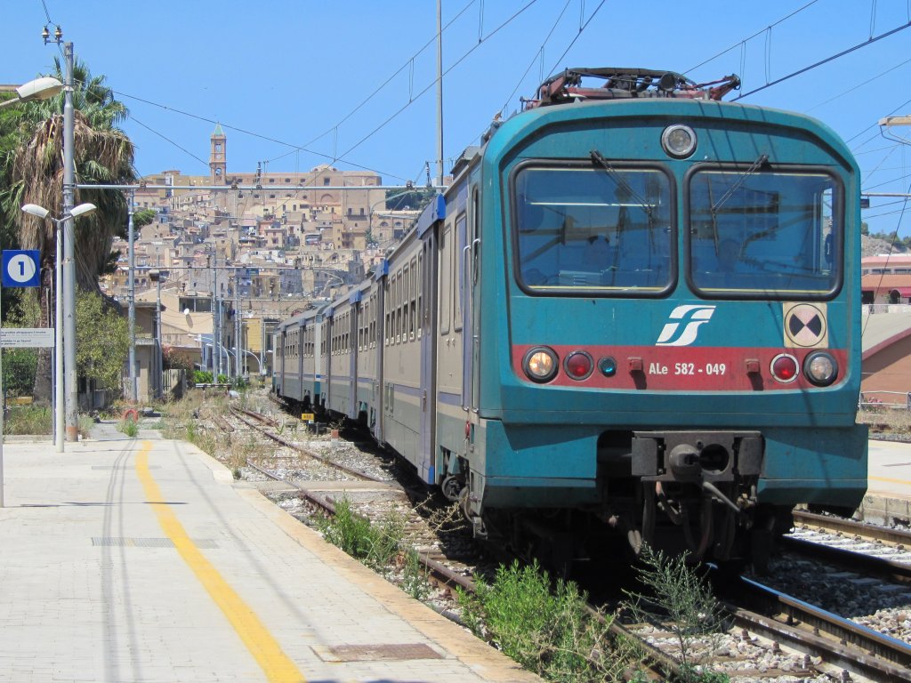 8.8.2011 13:25 FS ALe582-049 als Regionalzug (R) aus Palermo Centrale bei der Ankunft im Zielbahnhof Termini Imerese. 