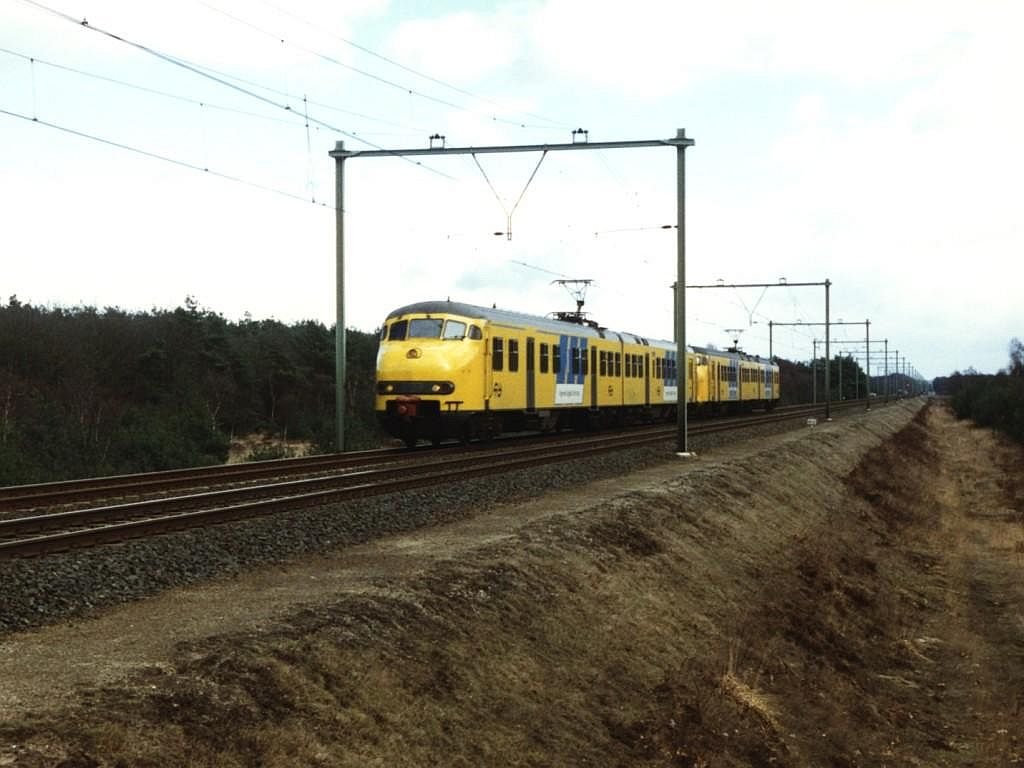 889 und 835 mit Regionalzug 19852 Zutphen-Utrecht CS bei Wolfheze am 31-3-1996. Bild und scan: Date Jan de Vries.