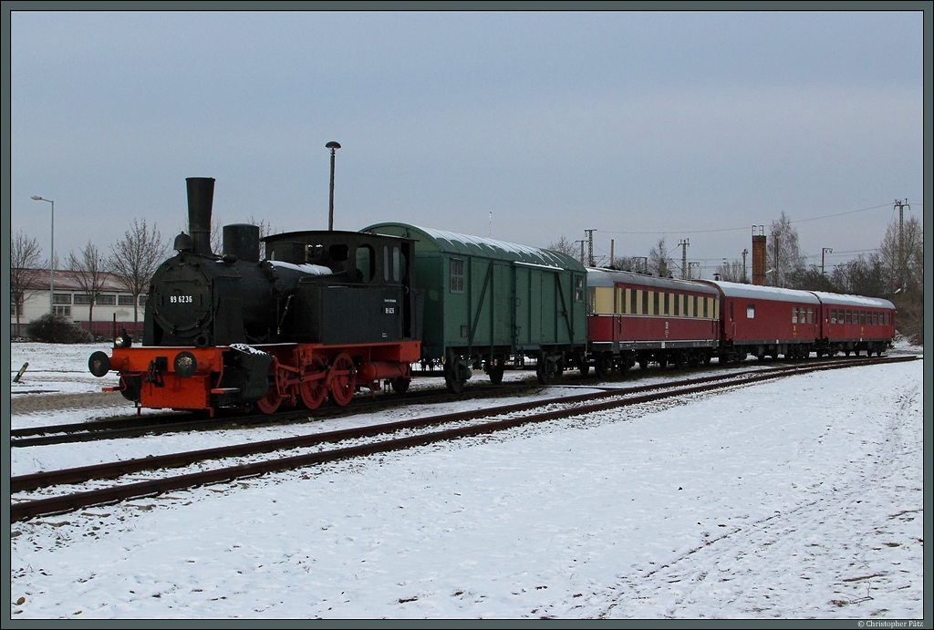 89 6236, die ehemalige Werklok 23 der Leunawerke, ist mit anderen Fahrzeugen im Magdeburger Handelshafen ausgestellt. (20.01.2013)