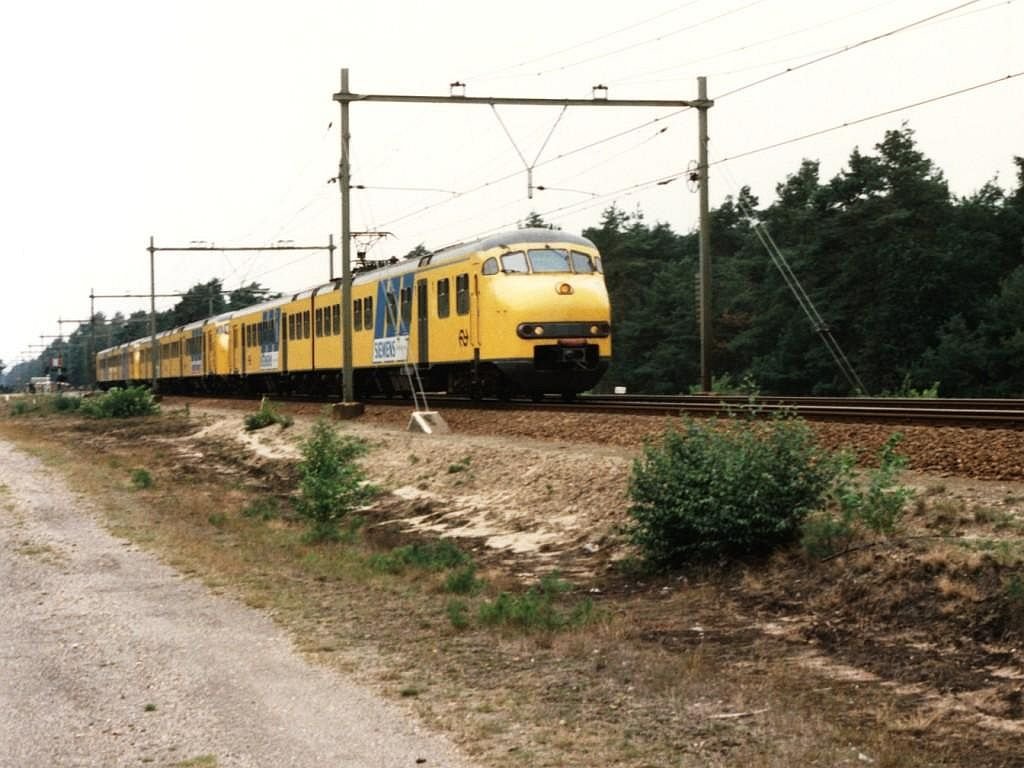 890, 891 und 898 mit Regionalzug 5651 Amersfoort-Zwolle bei Nunspeet am 12-8-1992. Bild und scan: Date Jan de Vries.