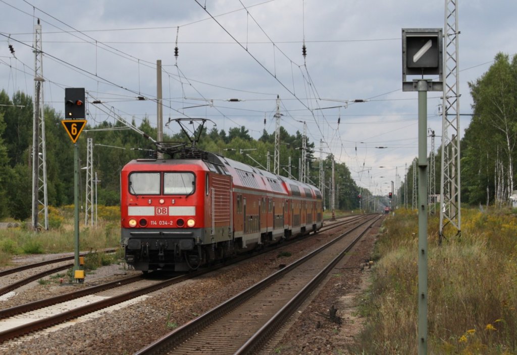 8.9.2012 Biesenthal. RE 3 mit 114 034 whrend der Durchfahrt Ri Berlin. Rechts im Vordergrund ein Fahrtanzeiger.