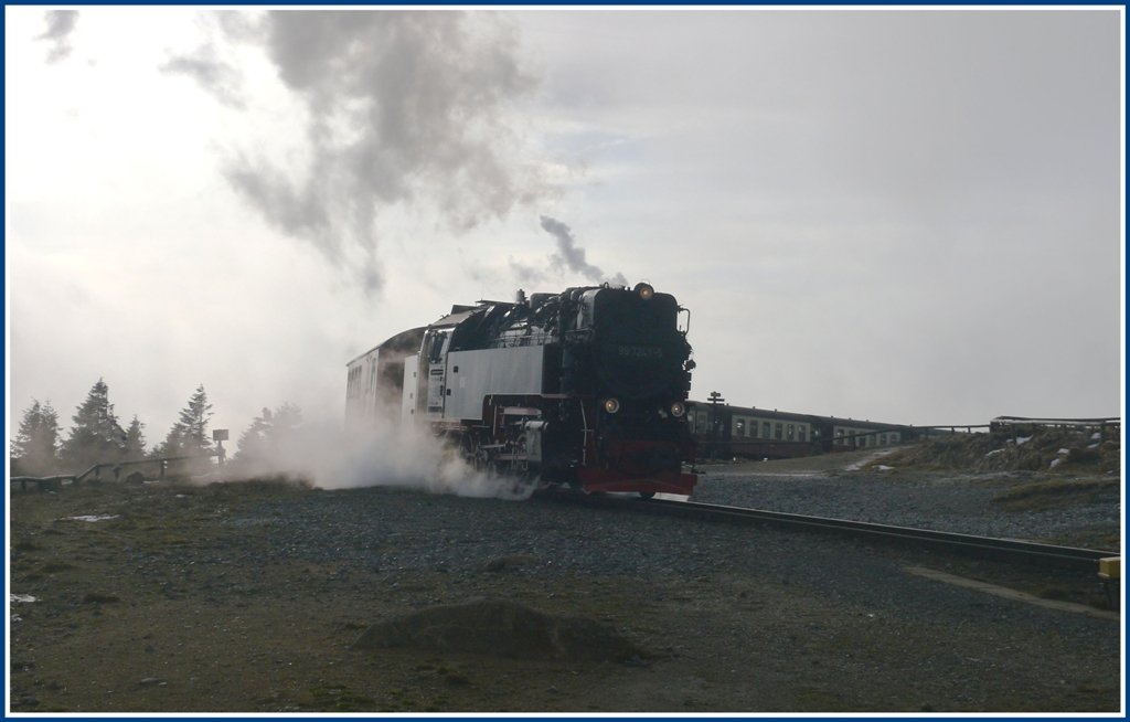 8941 mit 99 7241-5 erreicht das Brockenplateau. (07.12.2009)