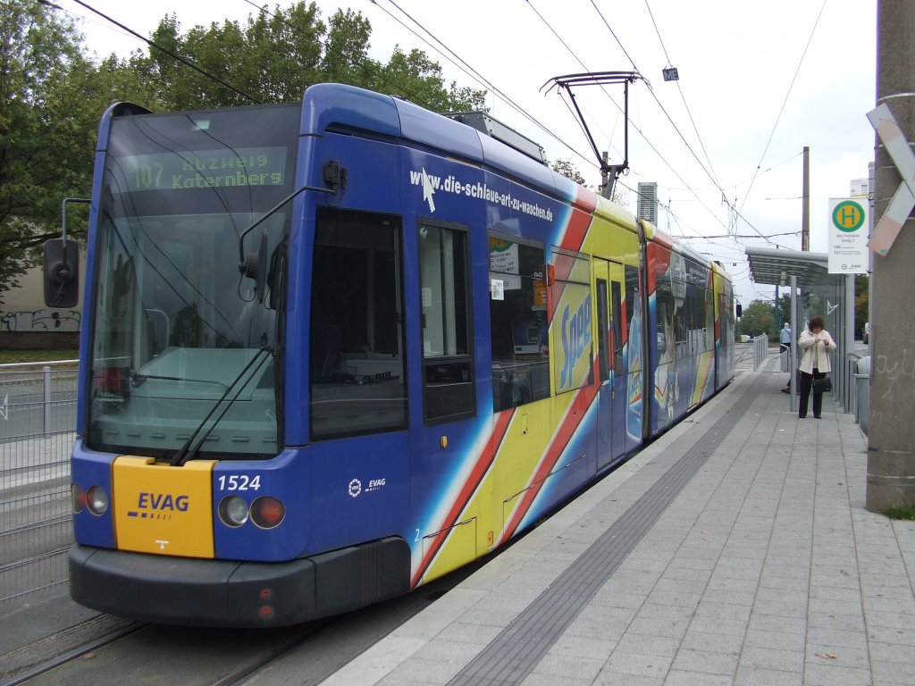 8ZNGTW (Zweirichtungsgelenktriebwagen mit 8 Rads�tzen) 1524 der EVAG steht als Linie 107 an der Haltestelle Am Freistein. Hier verkehrt auch die Linie 106. Aufgenommen am 15.10.2010.