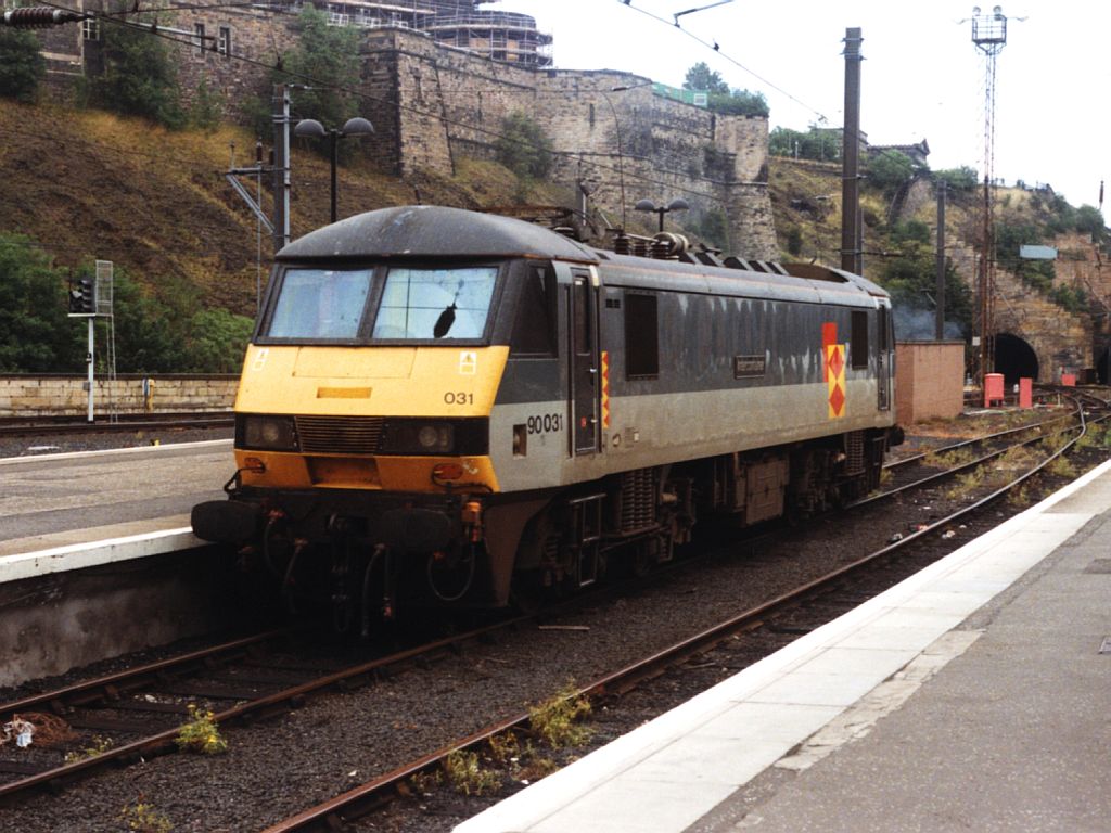 90 031 auf Bahnhof Edinburgh Waverley am 28-7-1999. Bild und scan: Date Jan de Vries.