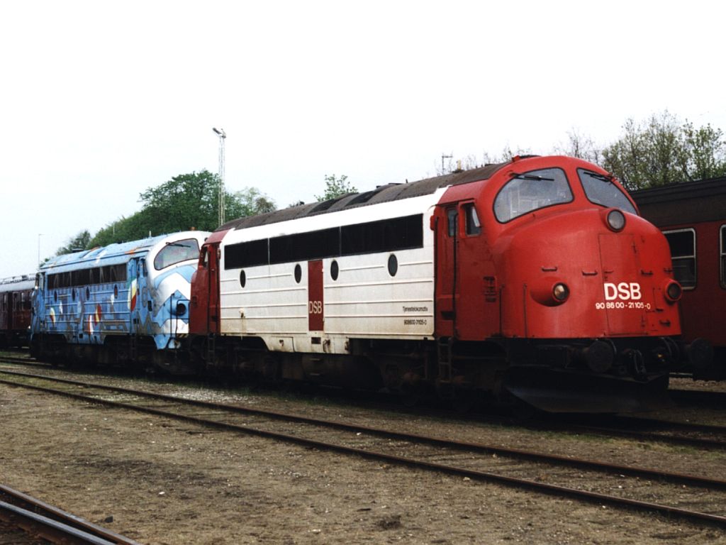 90 86 00 21 105-0 (ex-DSB MY 1105) und MY 1126 auf Bahnhof Randers am 15-5-1999. Bild und scan: Date Jan de Vries. 