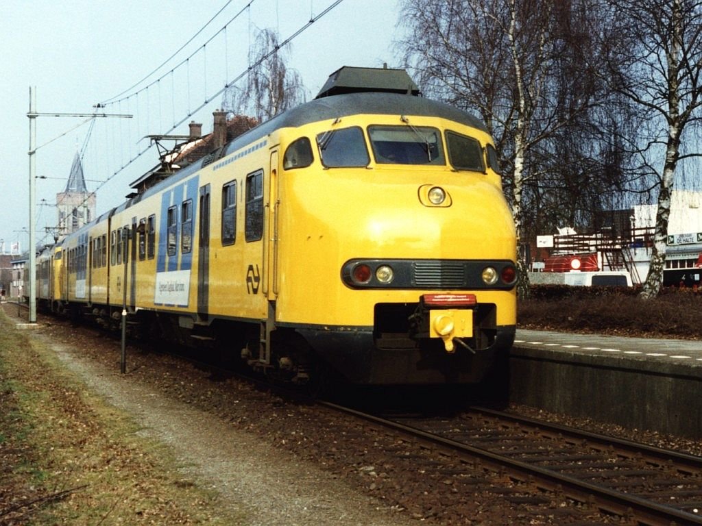 900 und 434 mit Regionalzug 7449 Amersfoort-Ede-Wageningen auf Bahnhof Ede-Centrum am 25-3-1996. Bild und scan: Date Jan de Vries