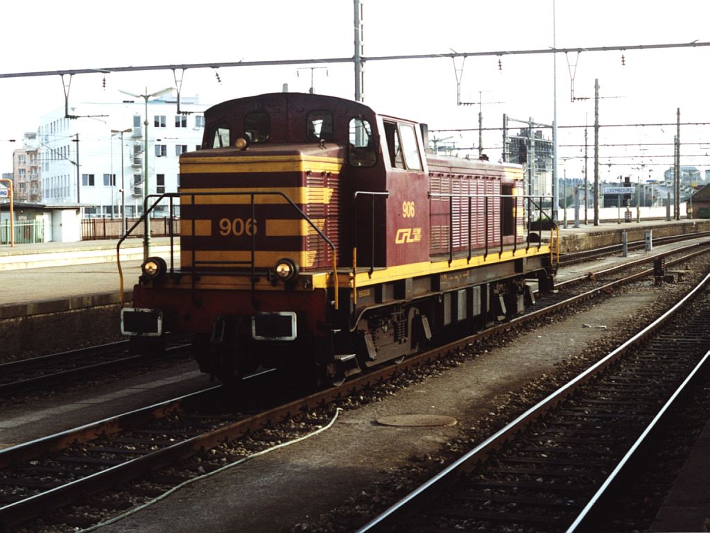 906 auf Bahnhof Luxembourg am 8-4-2000. Bild und scan: Date Jan de Vries.