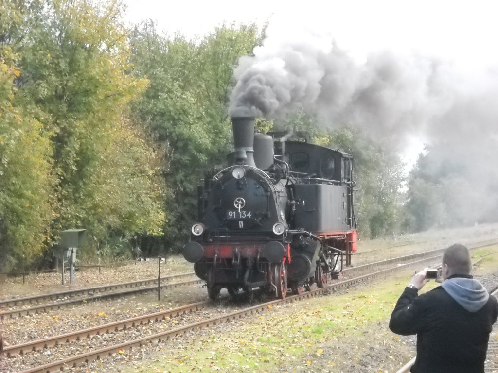 91 134 am 17.10.2010 bei ihrer Sonderfahrt nach Zarrentin im Bahnhof Wittenburg hier beim umsetzen an Bahnsteig 2.