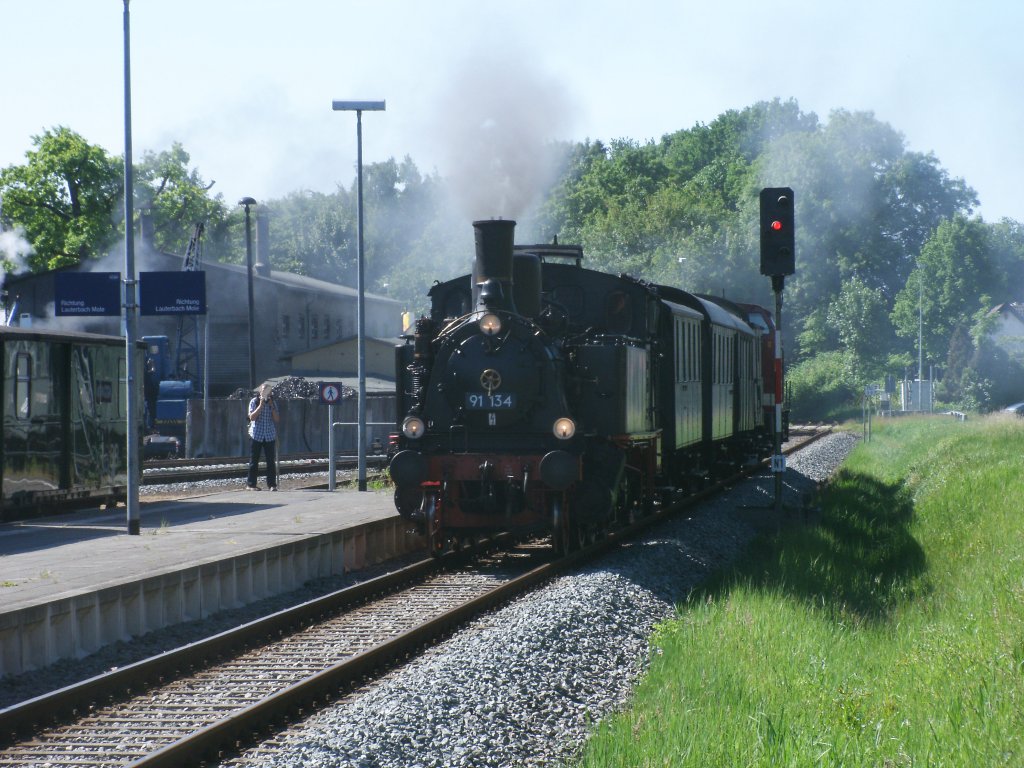 91 134 und am Schlu 112 565,am 04.Juni 2011,fuhren von Lauterbach Mole in Putbus ein.Da Lauterbach und Putbus dicht bei aneinander liegen,kann man es schaffen vor dem Zug in Putbus oder Lauterbach zusein.