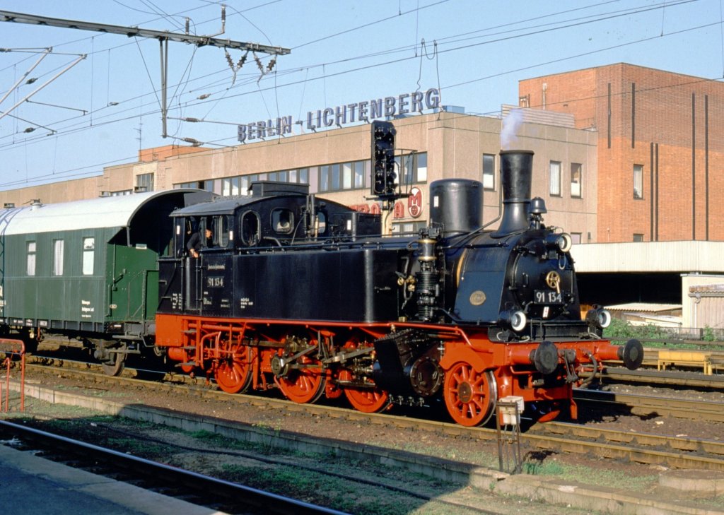91 134 Berlin-Lichtenberg im Mai 1991, mit ihrem Begleitwagen wartet sie auf Einfahrt ins Bw, wo schon viele Fotofans waren.