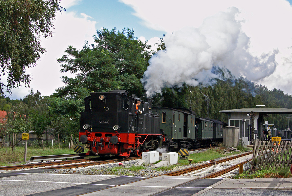 91 134 fhrt am 28.08.2010 mit einem Museumszug nach Wedel aus dem Bahnhof von Hamburg-Slldorf aus.