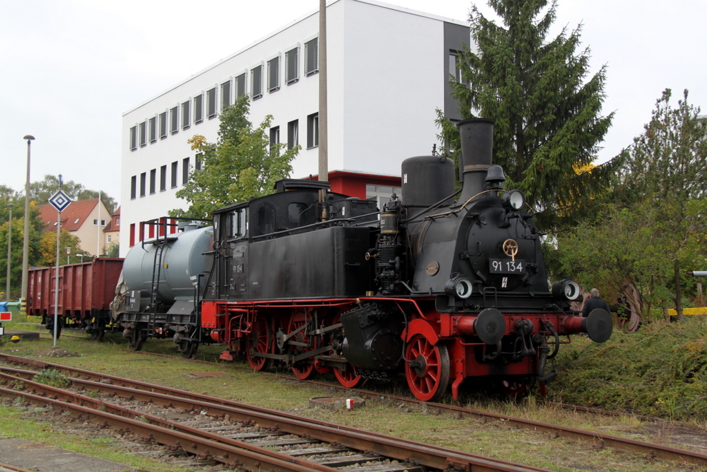 91 134 vom Mecklenburgischen Eisenbahn-und Technikmuseum stand zu den Schweriner Modellbahn-Tagen drauen zur besichtigung.29.09.2012 