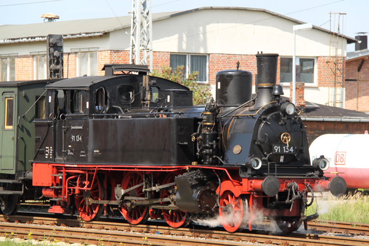 91 134+Sonderzug Wismar-Schwerin abgestellt im Bahnhof Wismar.20.08.2011