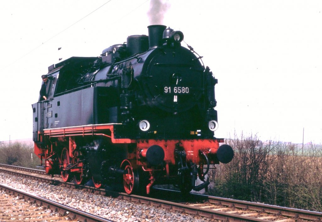 91 6580 Arnstadt April 1993. Beim Bw-Fest gab es zur Freude der zahlreichen Fans eine kleine Fahrzeugparade mit den betriebsf�higen Loks.