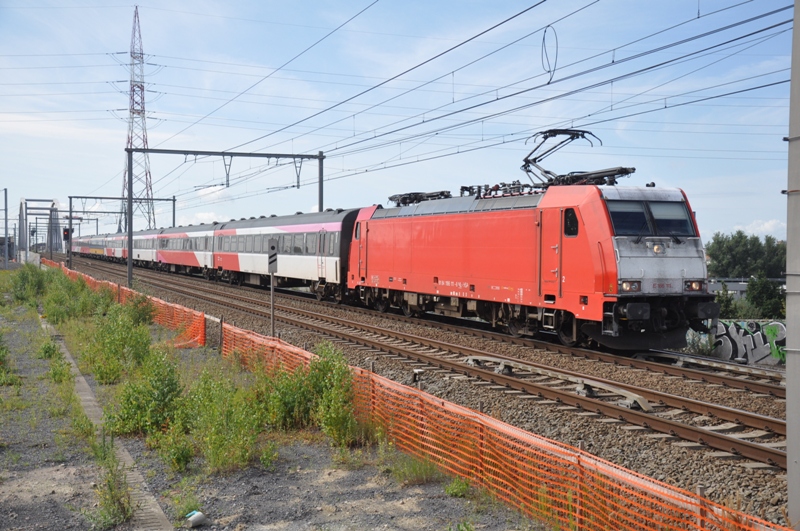 91 84 1186 111-8 NS-HSA mit Intercity Brussel-Amsterdam in Bahnhof Antwerpen-Luchtbal 04.08.2012