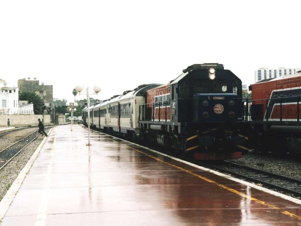 91 91 0 000563-7 mit Expresszug 22-5/68 Mahdia-Tunis Ville auf Bahnhof Tunis Ville am 22-4-2002.  Bild und scan: Date Jan de Vries. 