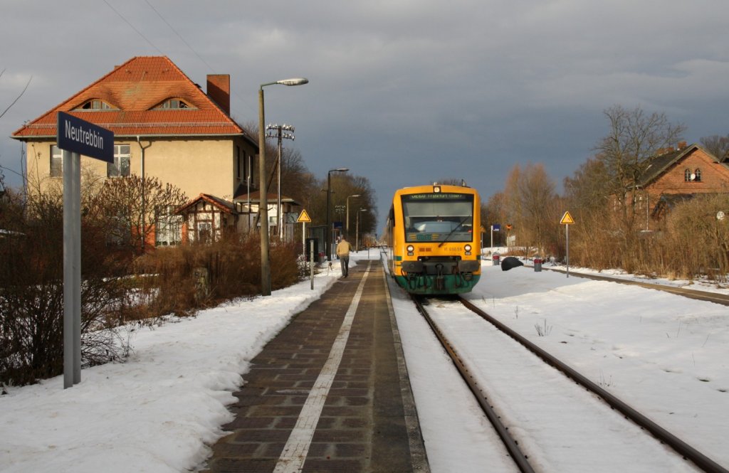 9.1.2011 Neutrebbin. VT 650.59 der ODEG Richtung Frankfurt/Oder. 