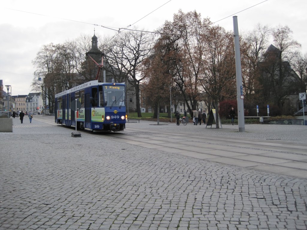 9.12.09. 14:57. Stra�enbahn der Linie 1 in Richtung Plamag kurz vor der Einfahrt in den Knotenpunkt Tunnel.