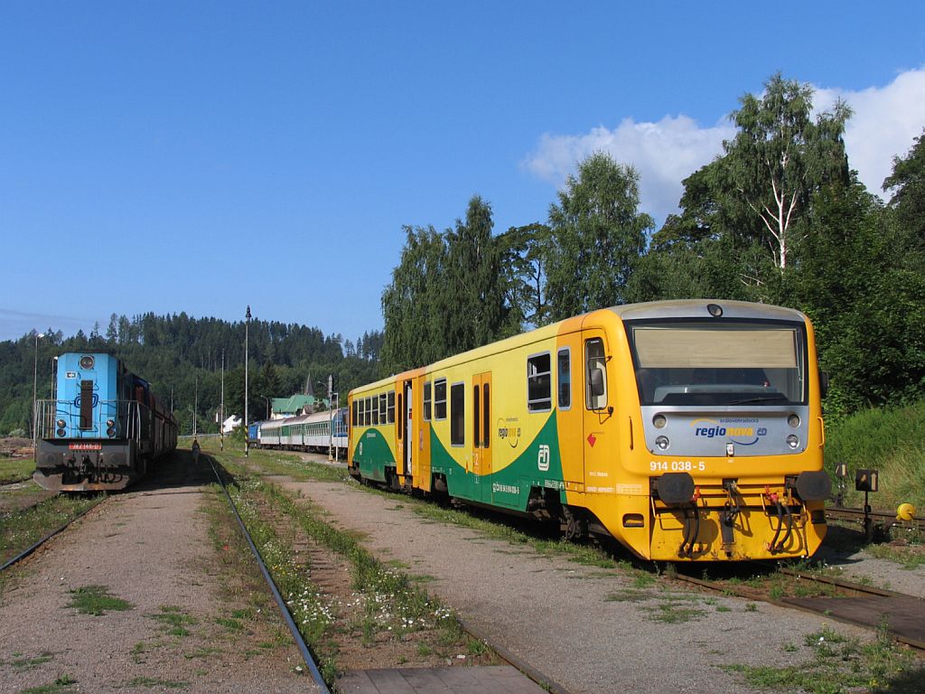 914 038-5/814 038-6 mit Os 15757 Trutnov Hlavn Ndra-Teplice nad Metuji auf Bahnhof Trutnov Střed am 2-8-2011.