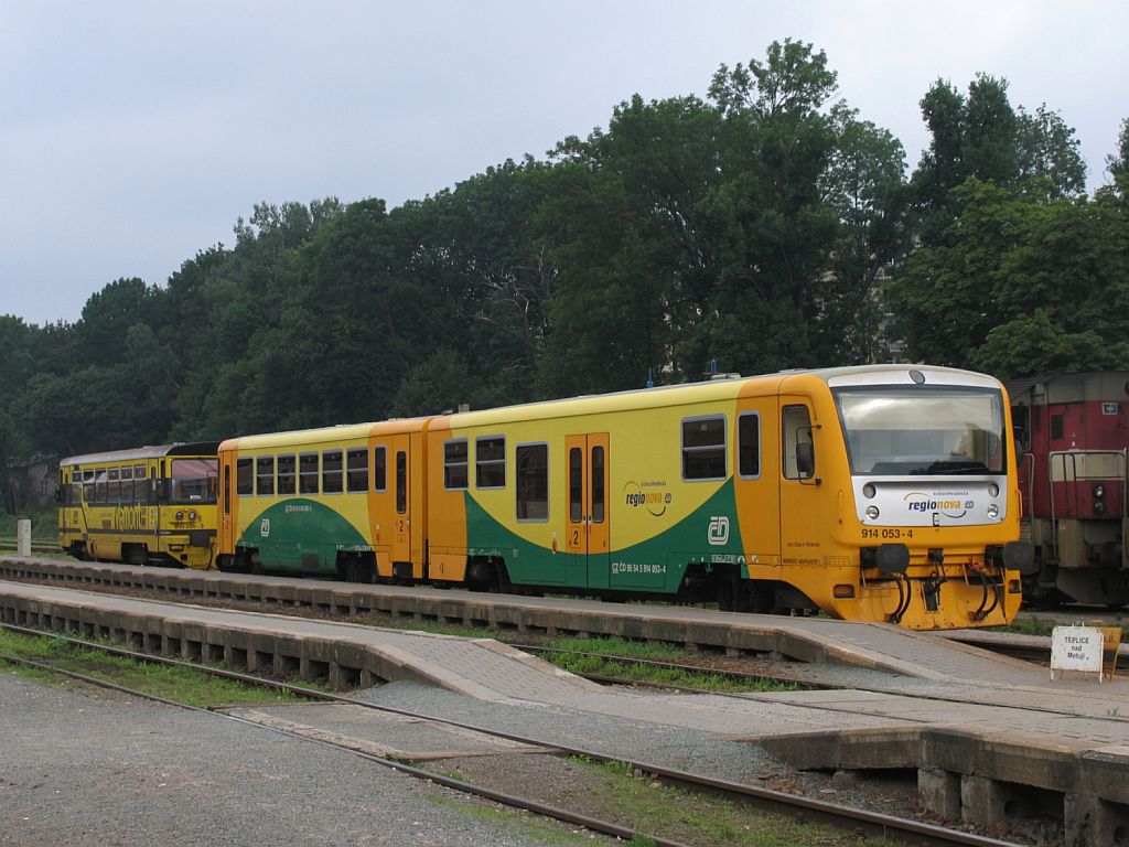 914 053-4/814 053-5 mit Os 15757 Trutnov Hlavn Ndra-Teplice nad Metuji auf Bahnhof Trutnov Hlavn Ndra am 7-8-2011.