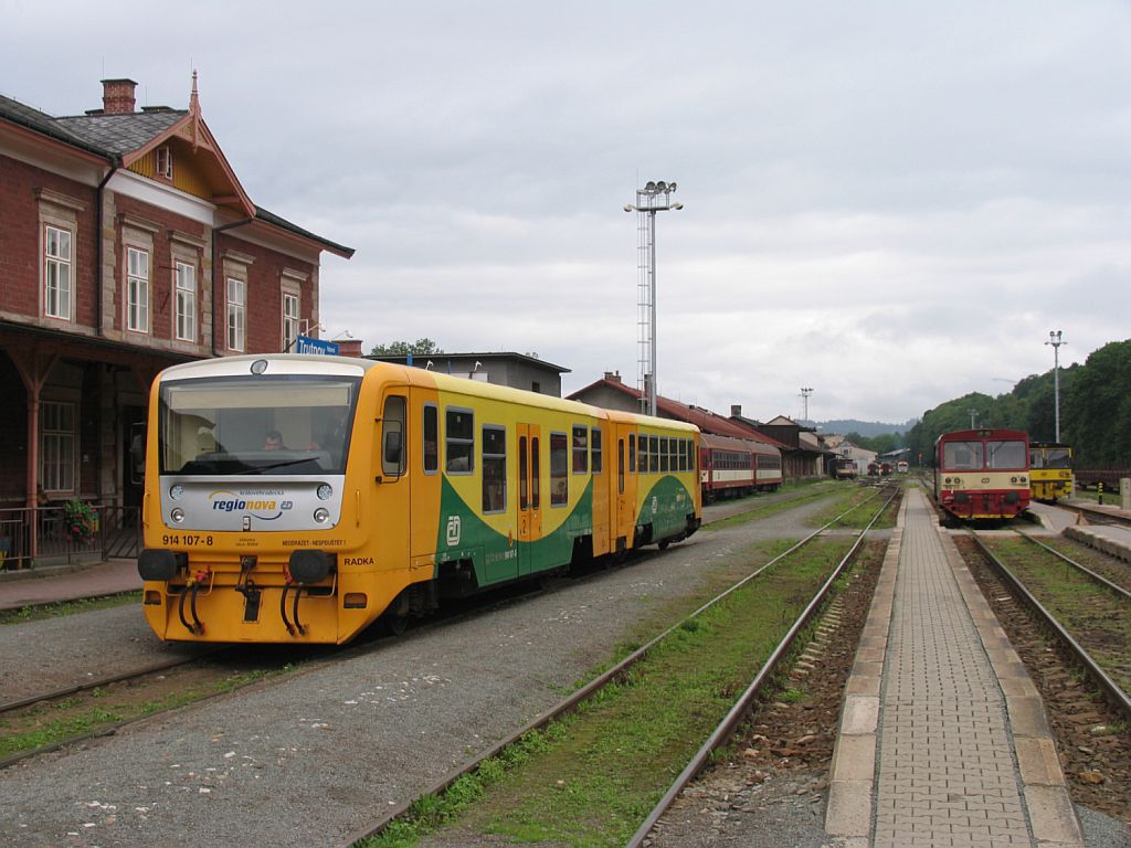 914 107-8/814 107-9 auf Bahnhof Trutnov Hlavn Ndra am 1-8-2011.