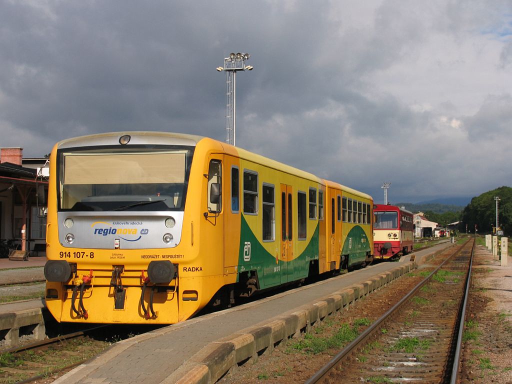 914 107-8/814 107-9 mit Os 15757 Trutnov Hlavn Ndra-Teplice nad Metuji auf Bahnhof Trutnov Hlavn Ndra am 9-8-2011.