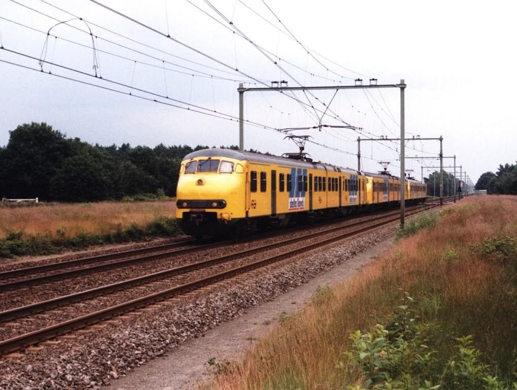 917 + 411 + 905 mit Regionalzug Arnhem-Ede-Utrecht bei Ginkel am 26-6-1998. Bild und scan: Date Jan de Vries.