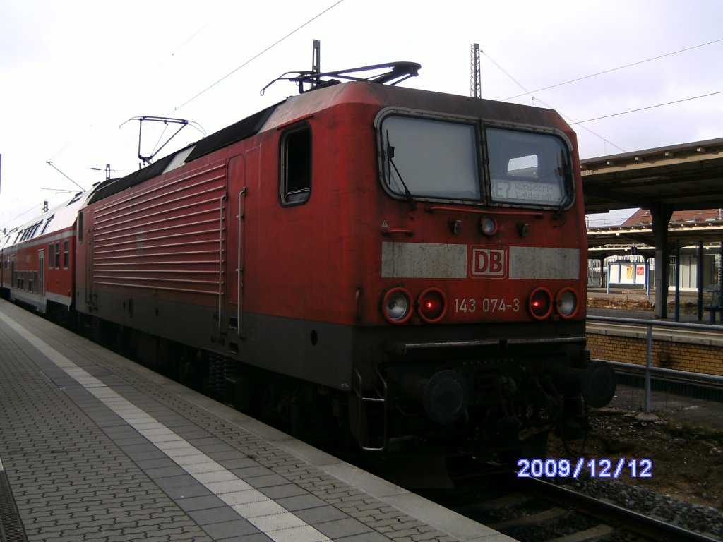 9180 6 143 074-3 D-DB bespannte am 12.12.2009 einen RE der Linie RE7 von Dessau Hbf nach Berlin Charlottenburg.
Zeitweise ist 143 074(Bh Magedeburg Hbf) nach Cottbus verliehen worden.
Aufnahme entstand in Dessau Hbf.
