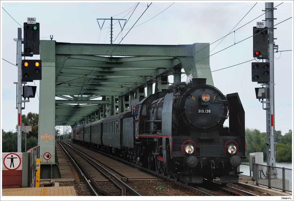 919.138 mit dem Sonderzug R14172 des  Nostalgie Rhein Express ; Hier in Wien/Praterkai, 19.9.2010.