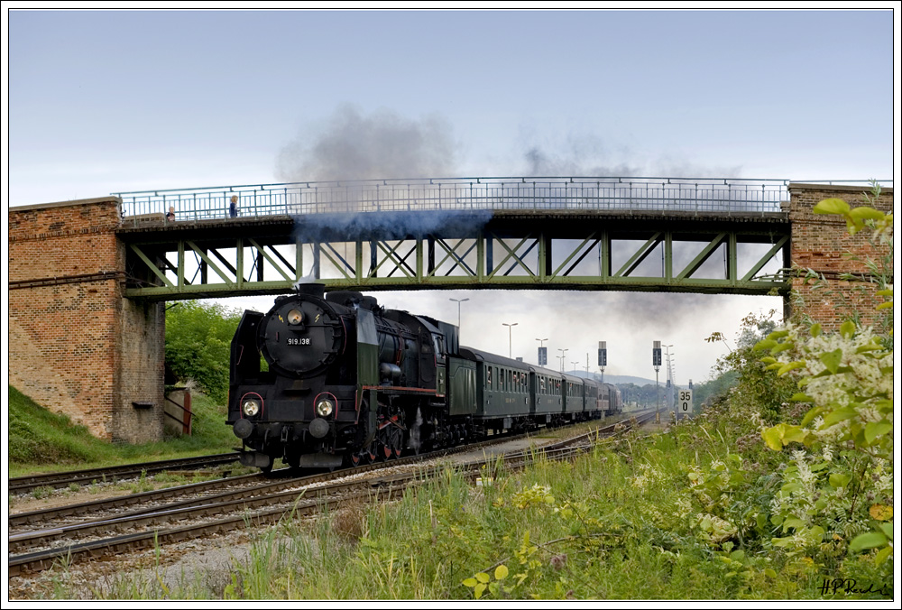 919.138 mit ihrem R 14172 am 19.9.2010 bei der Ausfahrt aus Marchegg.

Die 1949 von Cegielski in Polen unter der Fabriksnummer 1340 gebaute Pt 47-138 und nun als 919.138 im Besitz der Firma Brenner&Brenner Dampflokomotiven Betriebsgesellschaft m.b.H., ist seit ihrem Schaden, welchen sie am 5.4.2009 bei einer Sondefahrt erlitten hat, seit Mitte September 2010 wieder fr Sonderzge einsatzbereit.
