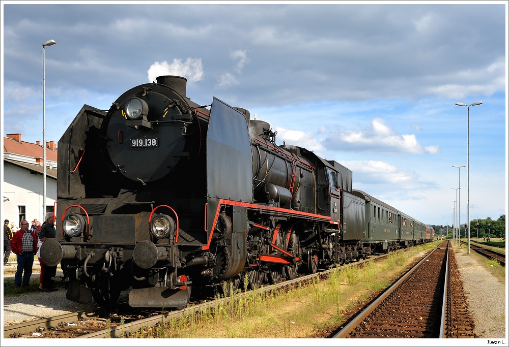 919.138 steht mit dem Sonderzug des  Nostalgie Rhein Express  in Marchegg; R14172 (Budapest-Wien/West), 19.9.2010.