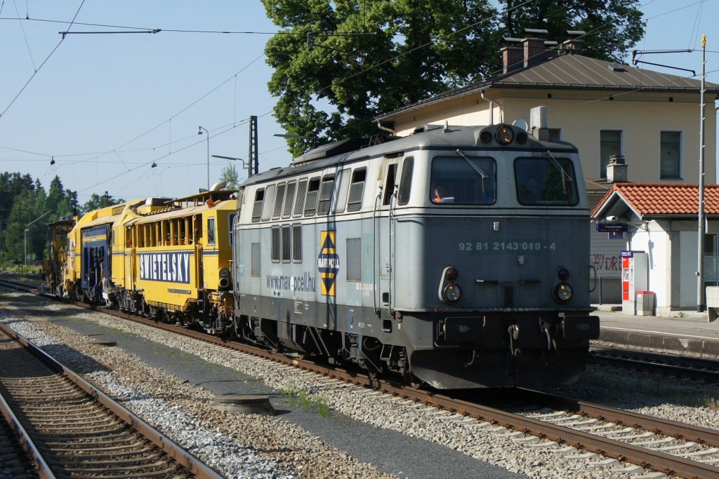 92 81 2143 010-4 der ungarischen MAVEPCELL mit einem Bauzug im Bahnhof Aling am 25.05.11.