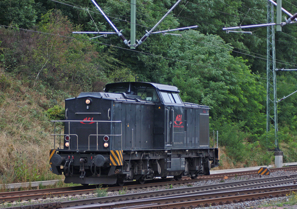 92 82 1 203 152-4 D-RTUL (ex. 202 818-1) der Rail Technology u. Logistics GmbH als Tfzf aus Richtung Kln kommend Richtung Aachen bei der Durchfahrt in Stolberg (Rheinl.) Hbf, 2.8.10