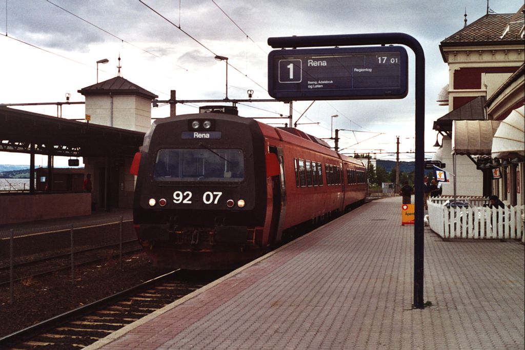 92.07/92.57 mit Regionalzug 2373 Hamar-Rena auf Bahnhof Hamar am 9-7-2000.  Bild und scan: Date Jan de Vries.