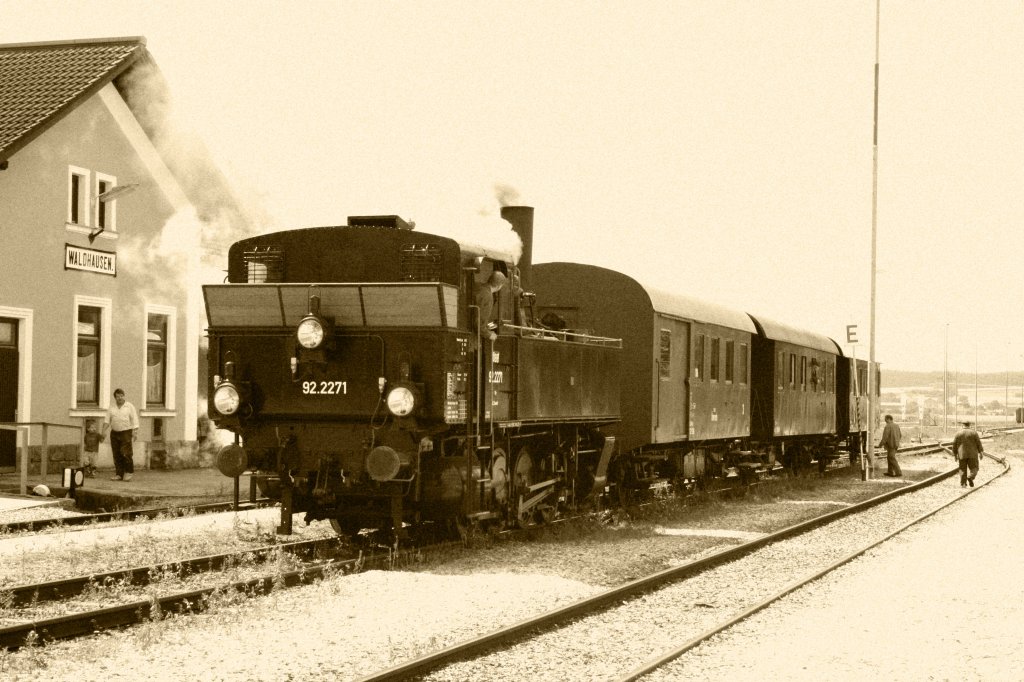 92.2271 des Martinsberger Lokalbahnverein mit einem kurzen Personenzug, aufgenommen im Bahnhof Waldhausen (Strecke Zwettl <-> Martinsberg) am 08.08.2010 im Zuge einer Fotofahrt. So knnte es vor 50 Jahren ausgesehen haben...