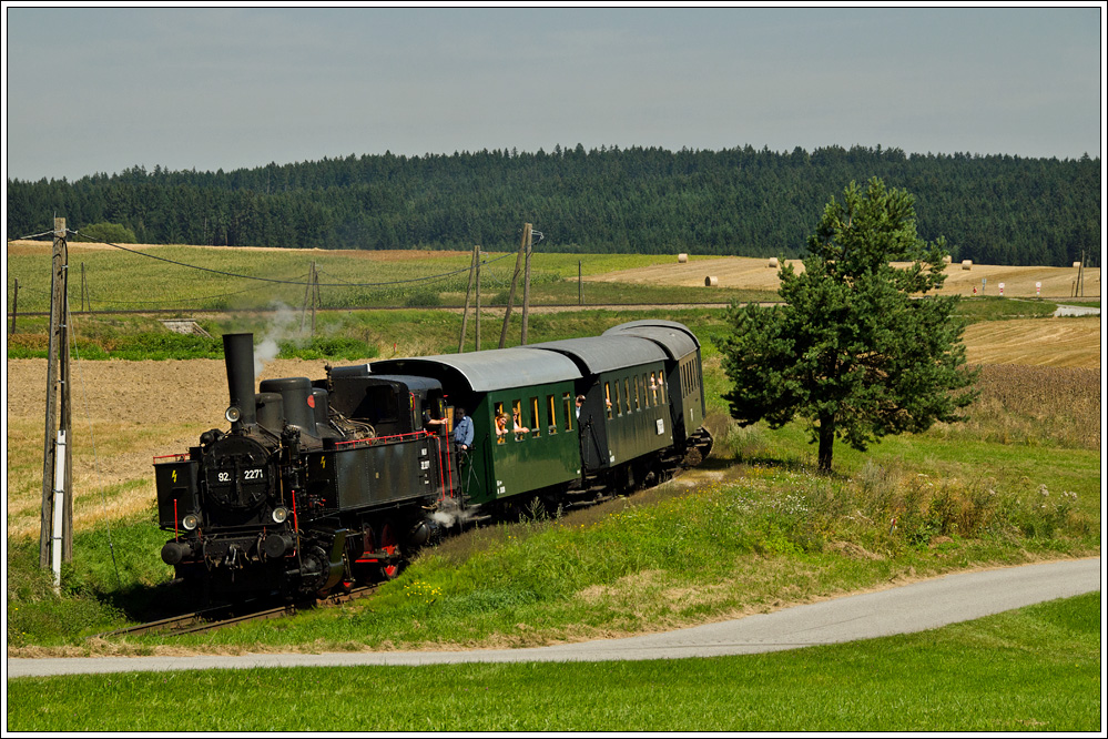 92.2271 des Martinsberger Lokalbahnvereines mit Sonderzug von Sigmundsherberg nach Zwettl Stadt in Gerotten am 15.8.2012