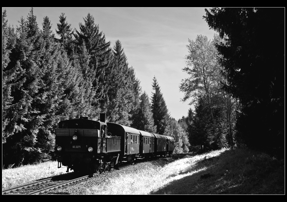 92.2271 mit Sonderzug nach Waidhofen/Thaya im Wald zw. Bernschlag und Schwarzenau, 15.8.2012